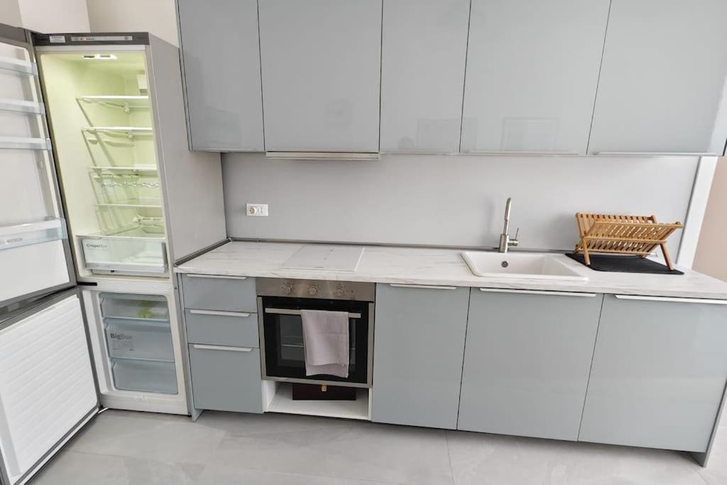 Free Private Parking-wi- Fi And A-c Apartment *