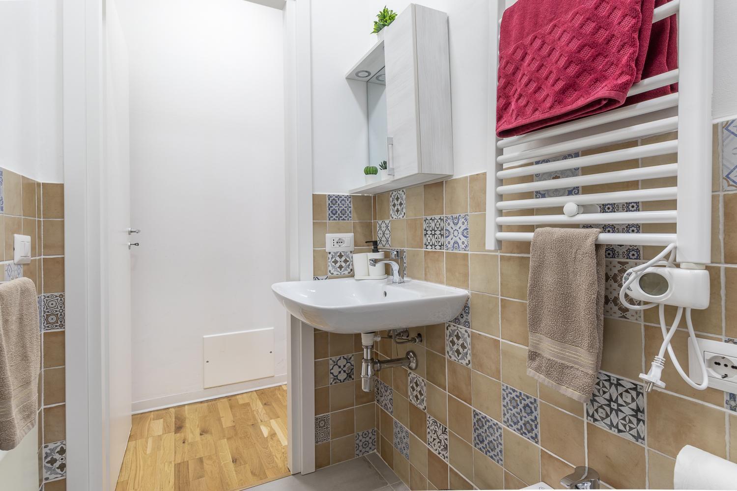 - Parking Nearby And Free Wifi Apartment