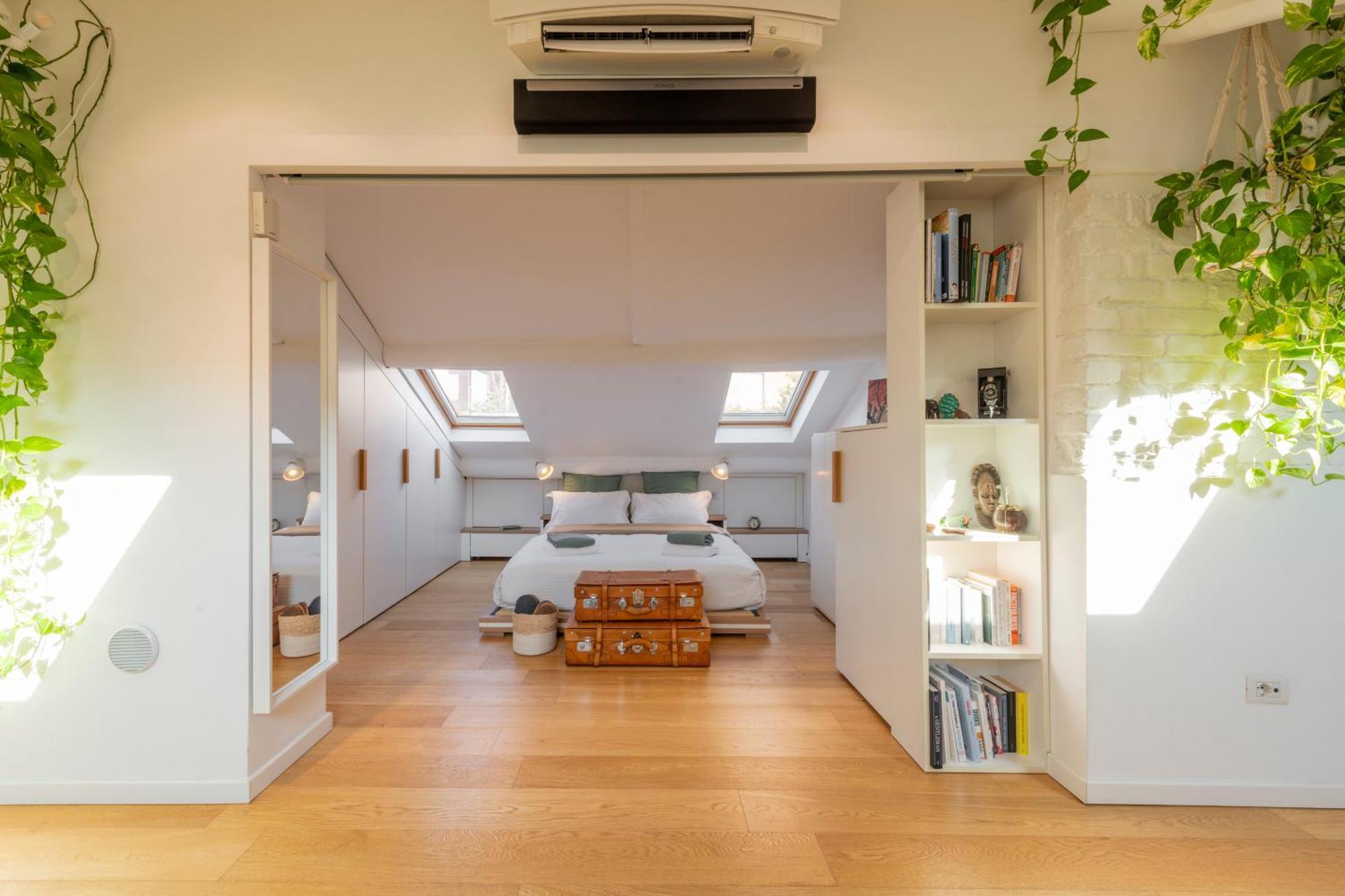 Bright Penthouse Attic In The Heart Of Apartment *