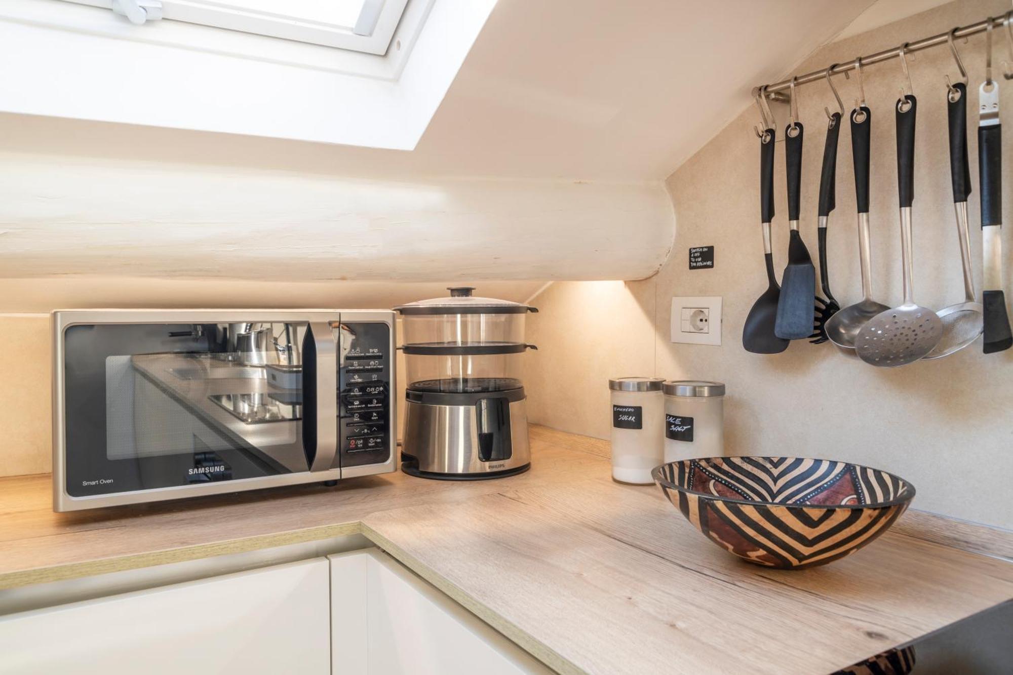 Bright Penthouse Attic In The Heart Of Apartment *