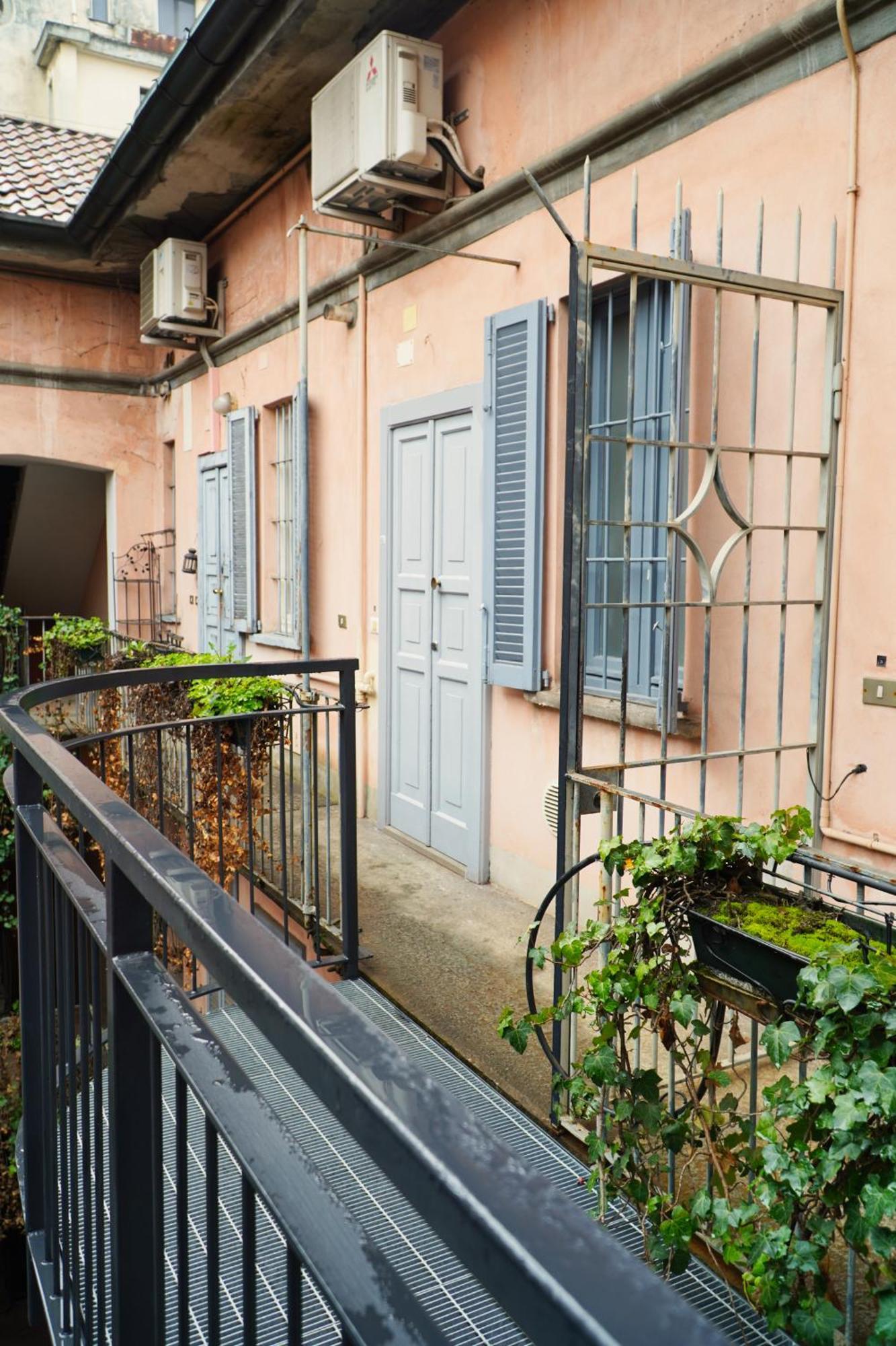 Sant'ambrogio Historic - In Front Of Cattolica Apartment Milan