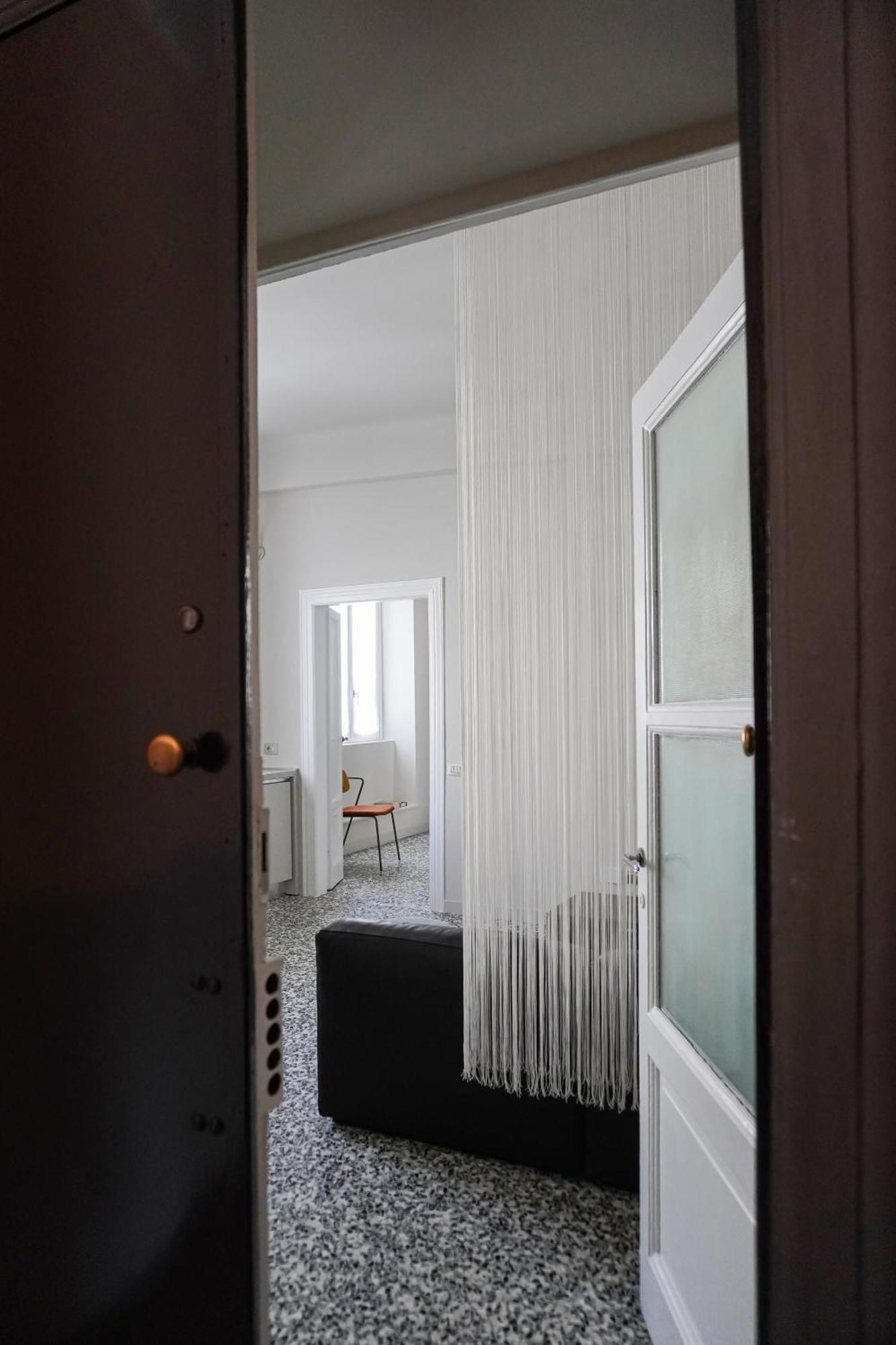 Newly Renovated Two-room Apartment *