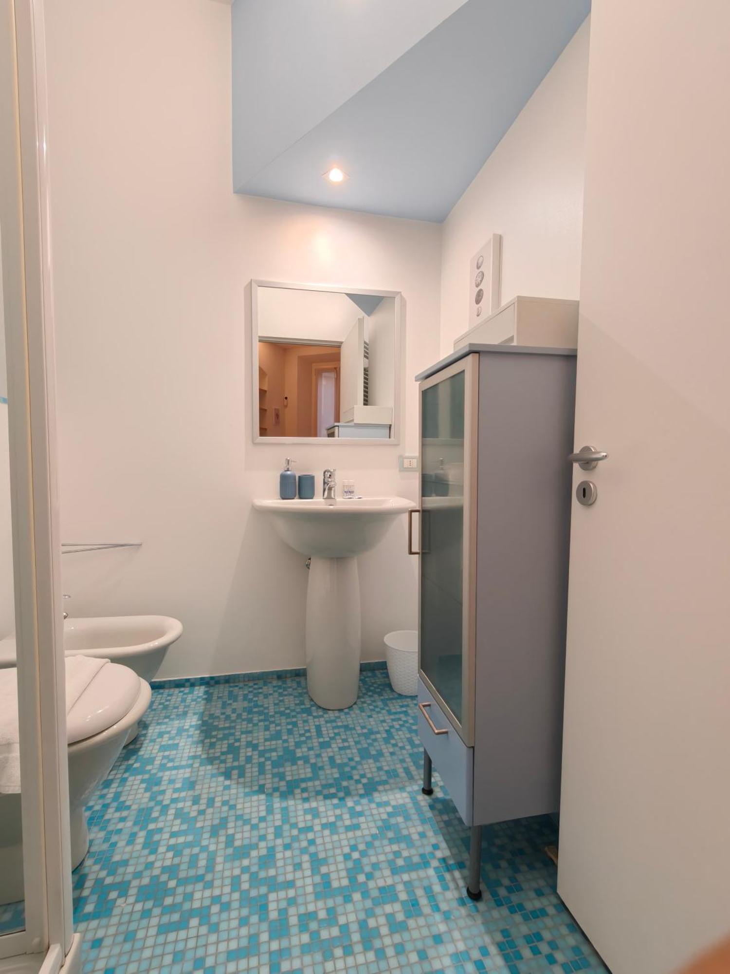 Center In Shopping And Living Area With Ac, Wifi, Steps From M1 And Airport And Fiera Link