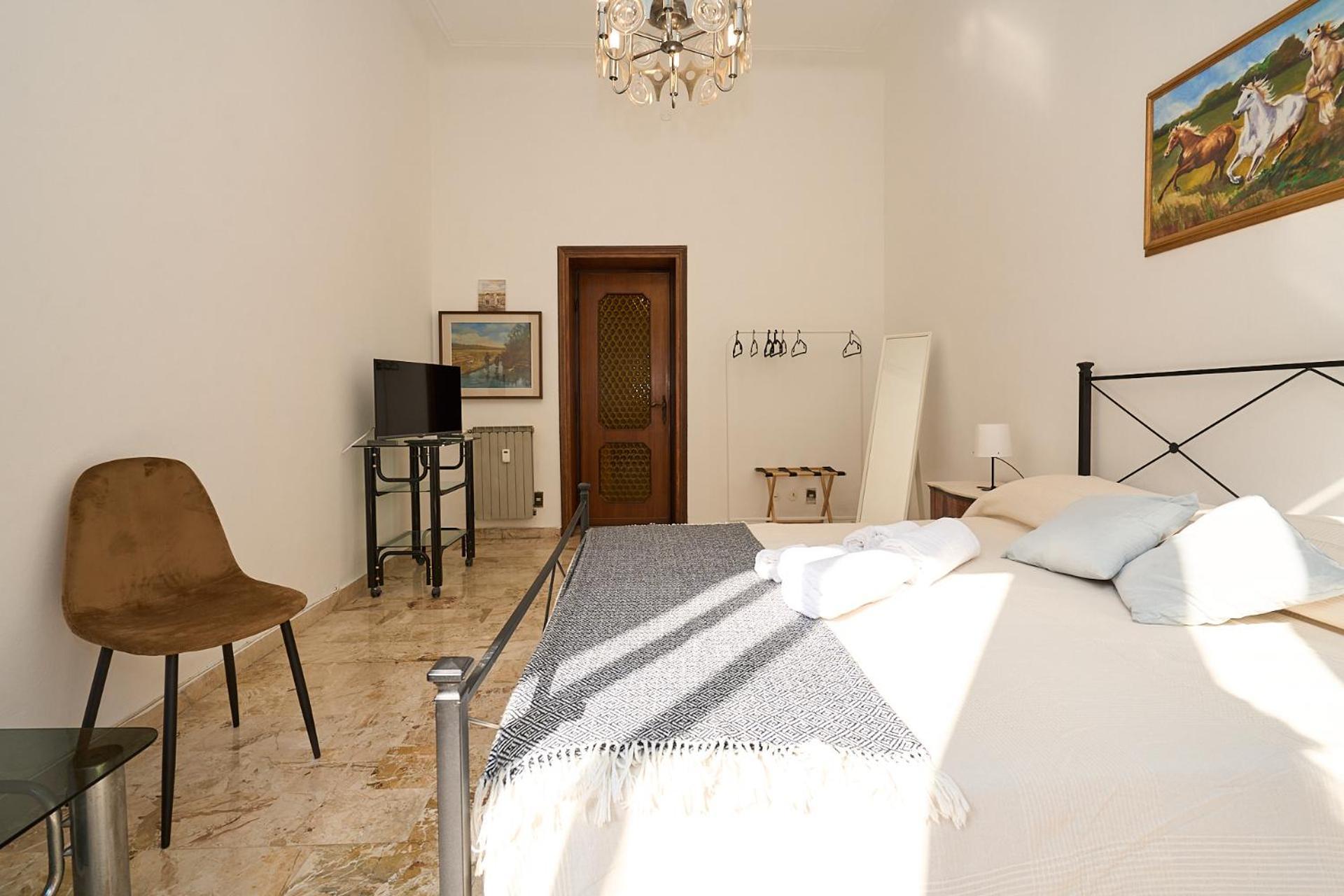 Vintage House - 2 Minutes Walk From Station Apartment