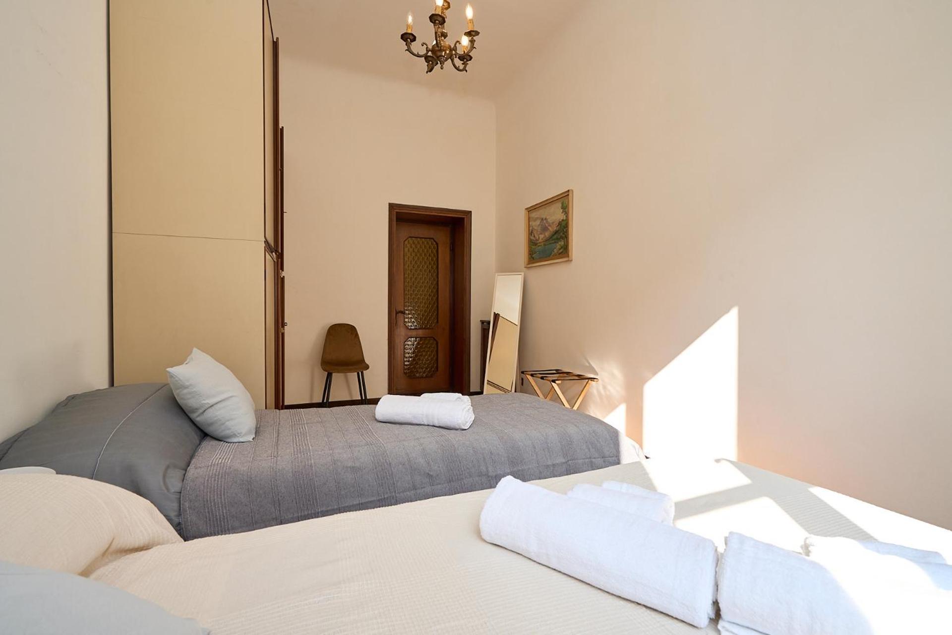 Vintage House - 2 Minutes Walk From Station Apartment