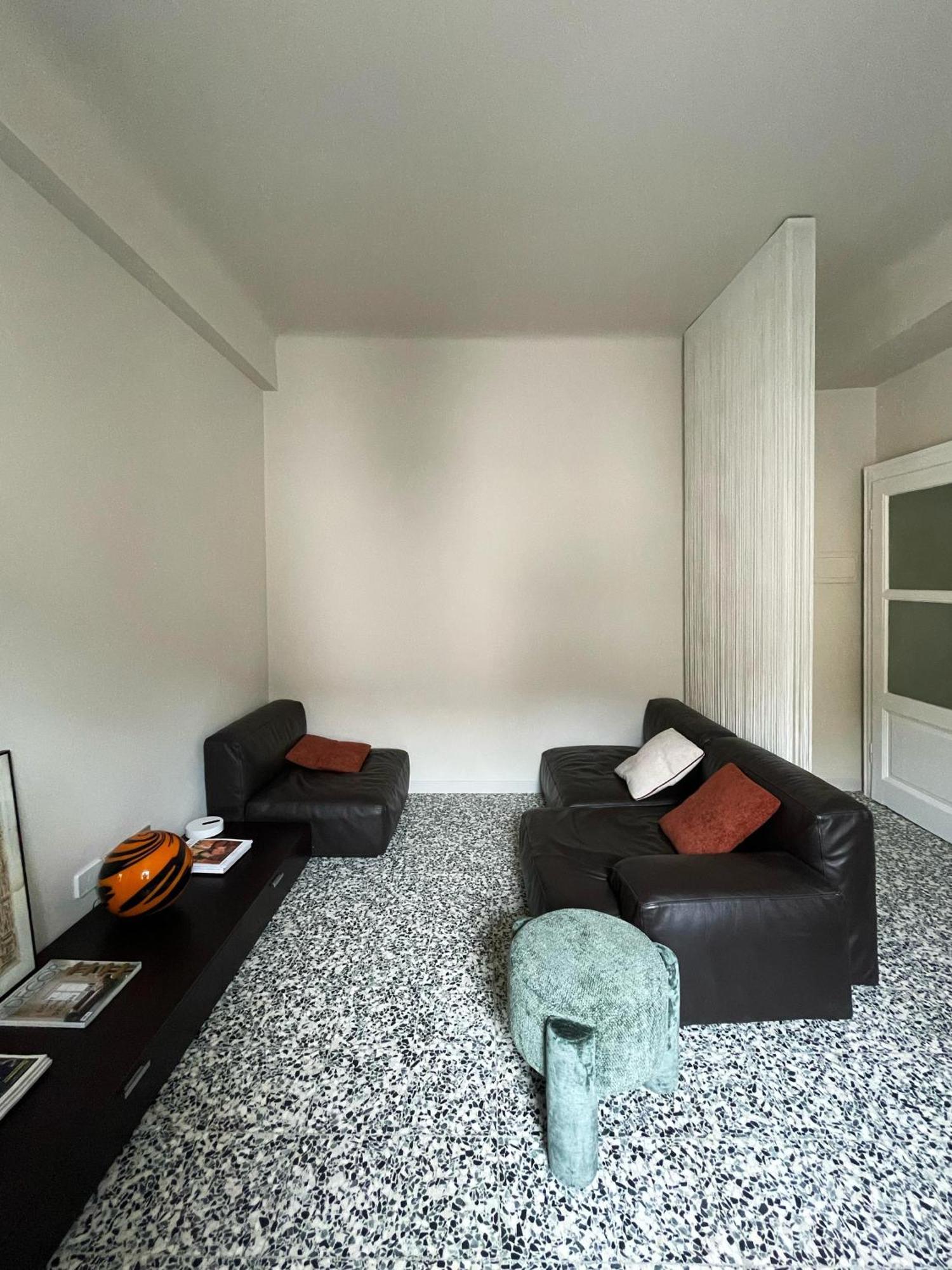 Newly Renovated Two-room *