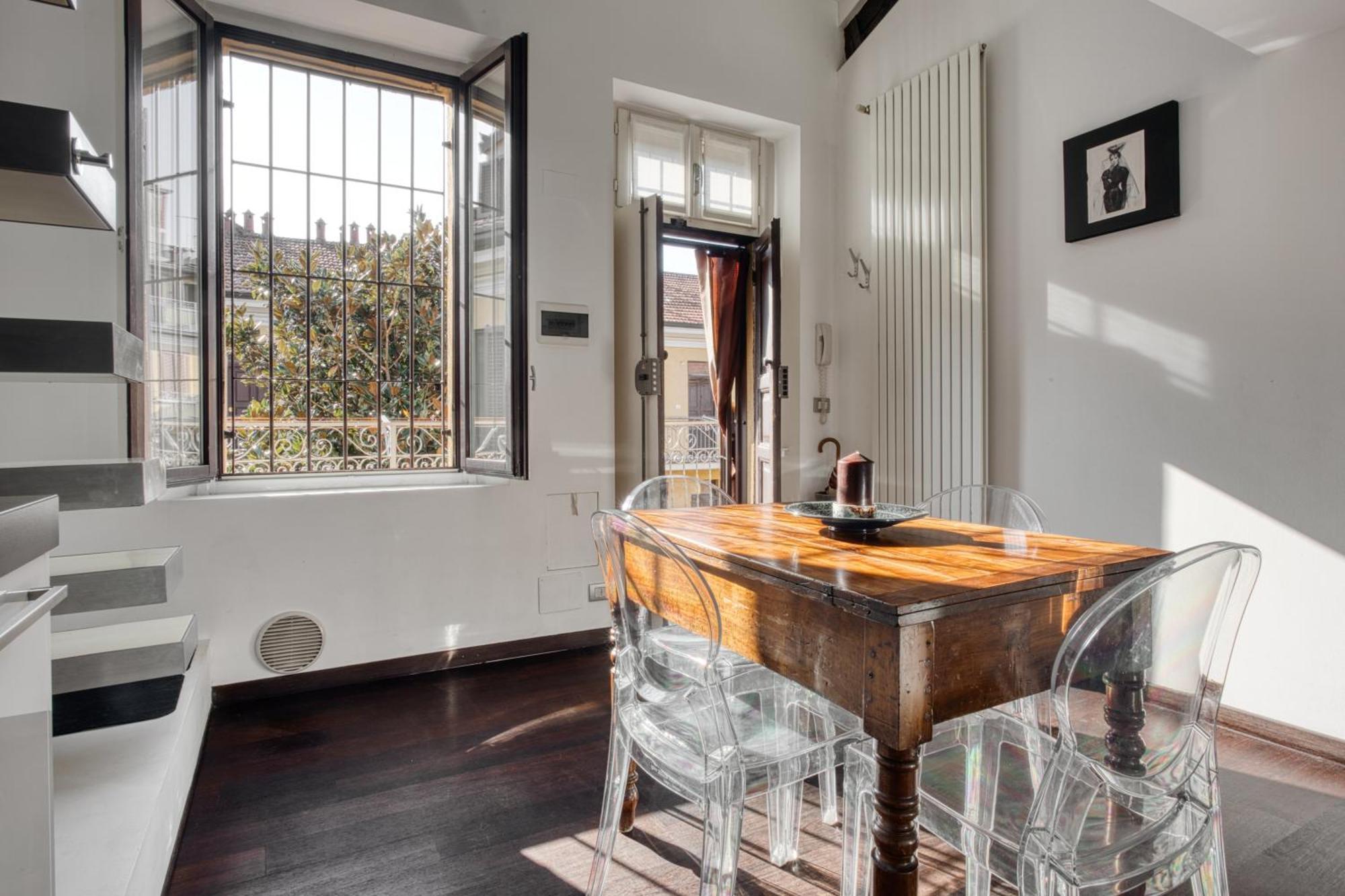 Stylish Top-floor Apt; Design Disctrict