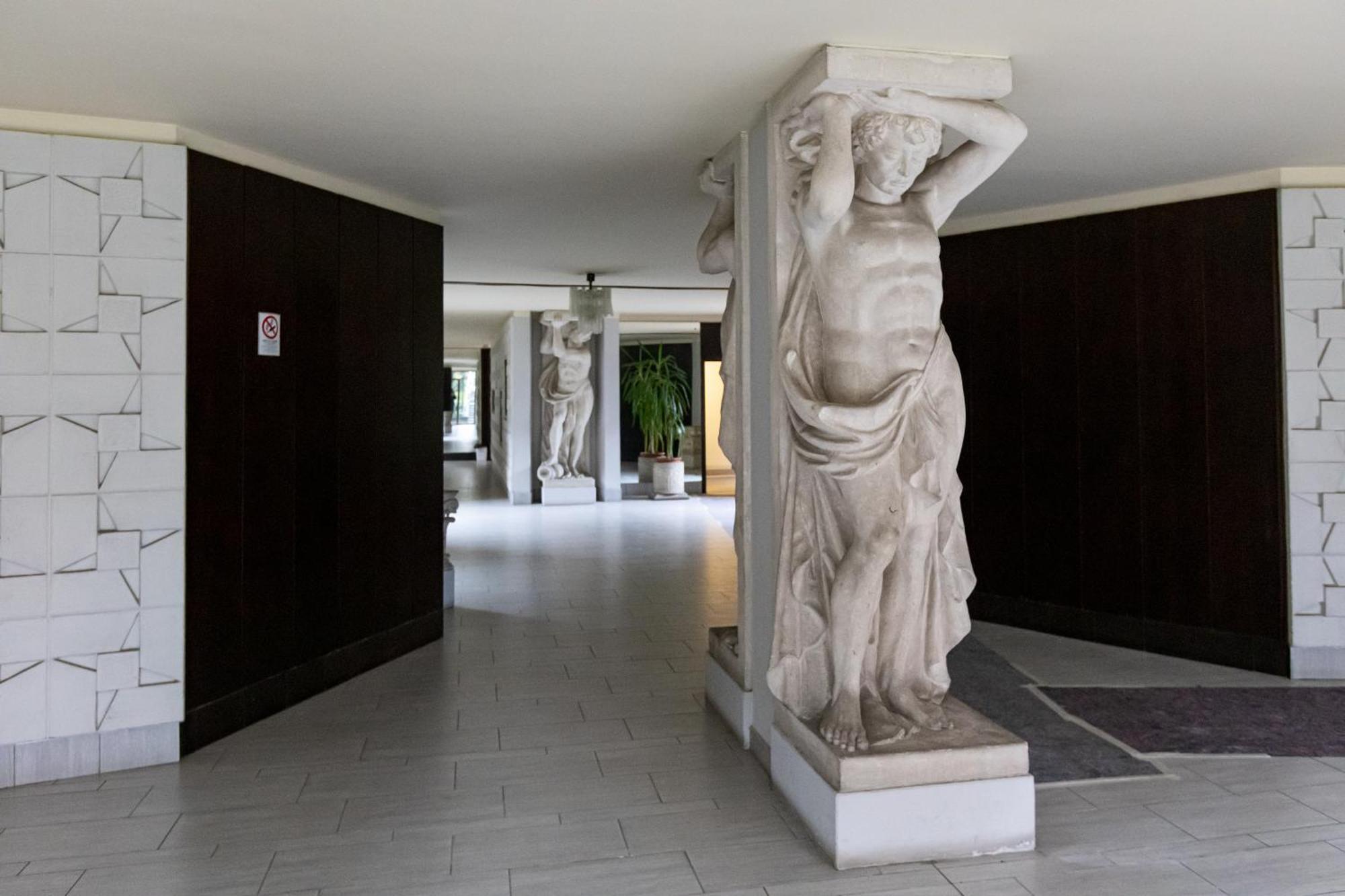 Fondazione Prada Exclusive With Balcony - Collection *