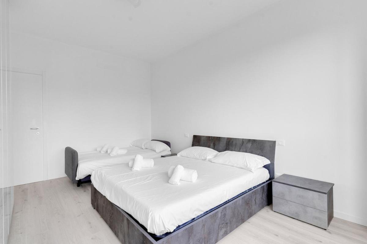Metro M2 Famagosta-appartamento X5-self Check-in * Milan