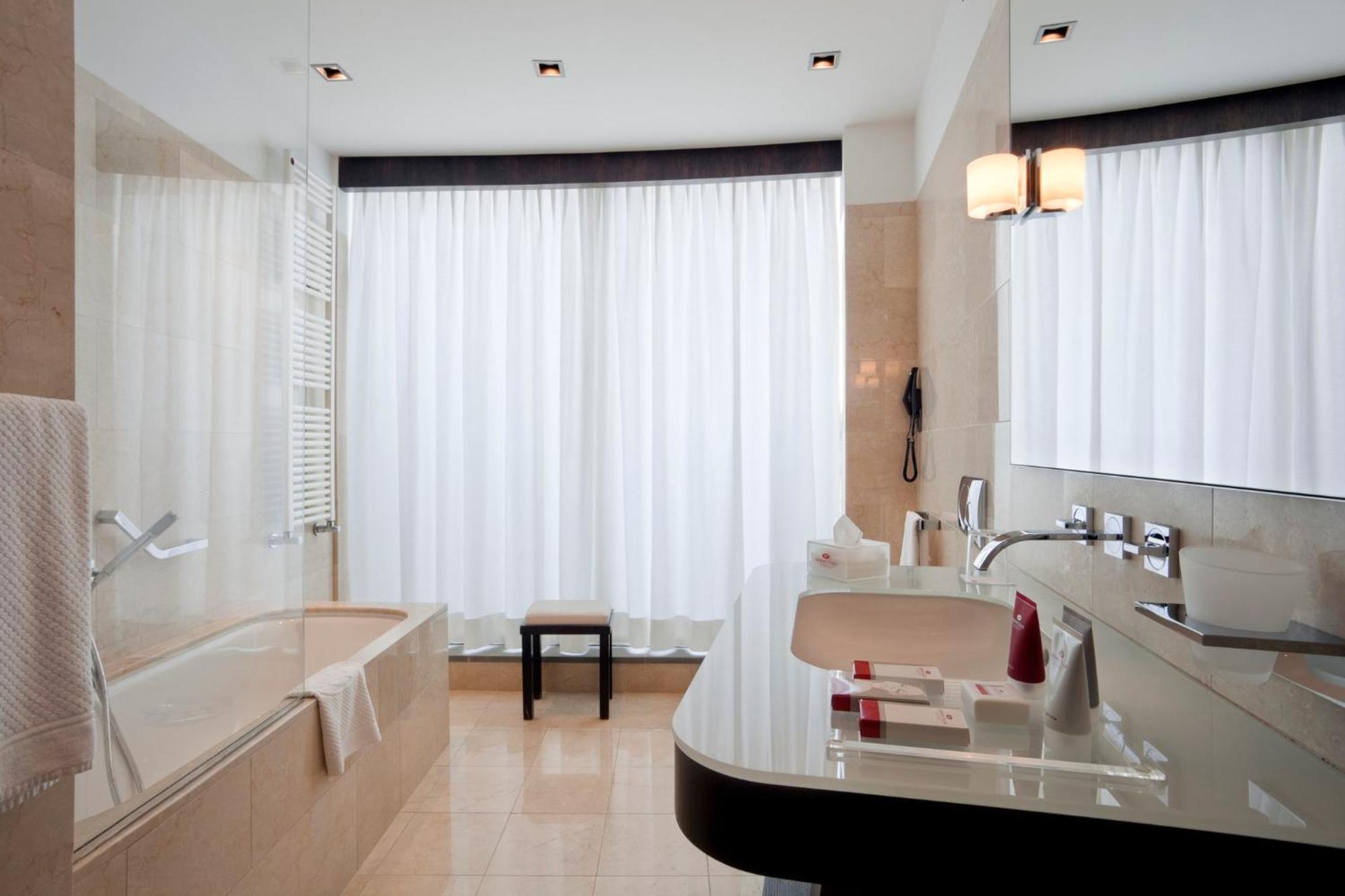 Crowne Plaza By Ihg Hotel 4*