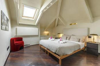 Hotel Suitelowcost - San Babila Duomo *
