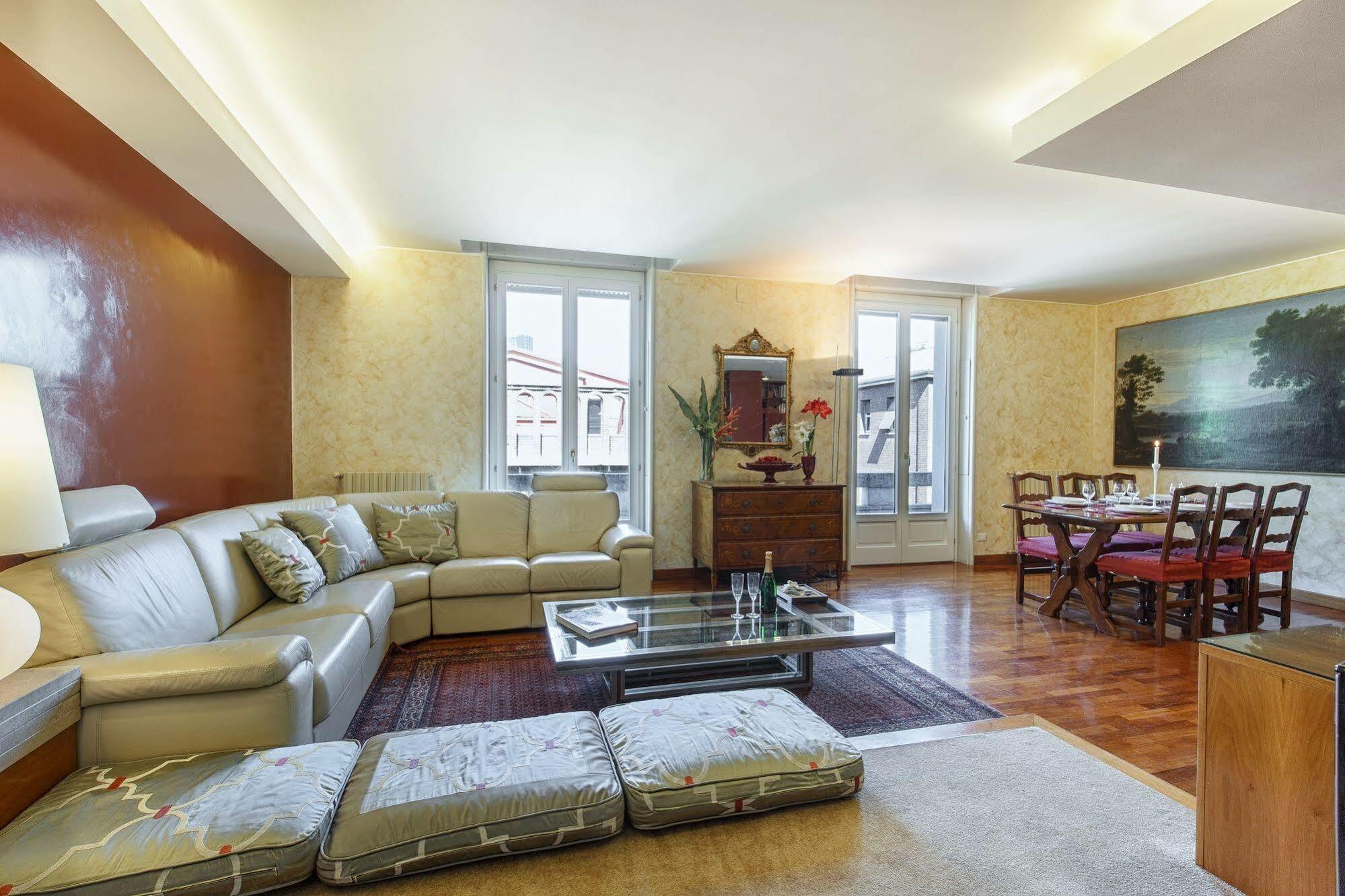 Hotel Suitelowcost - San Babila Duomo *