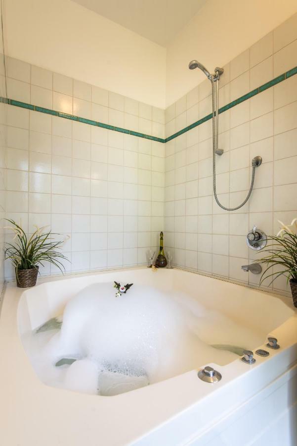 Jacuzzi Apartment *