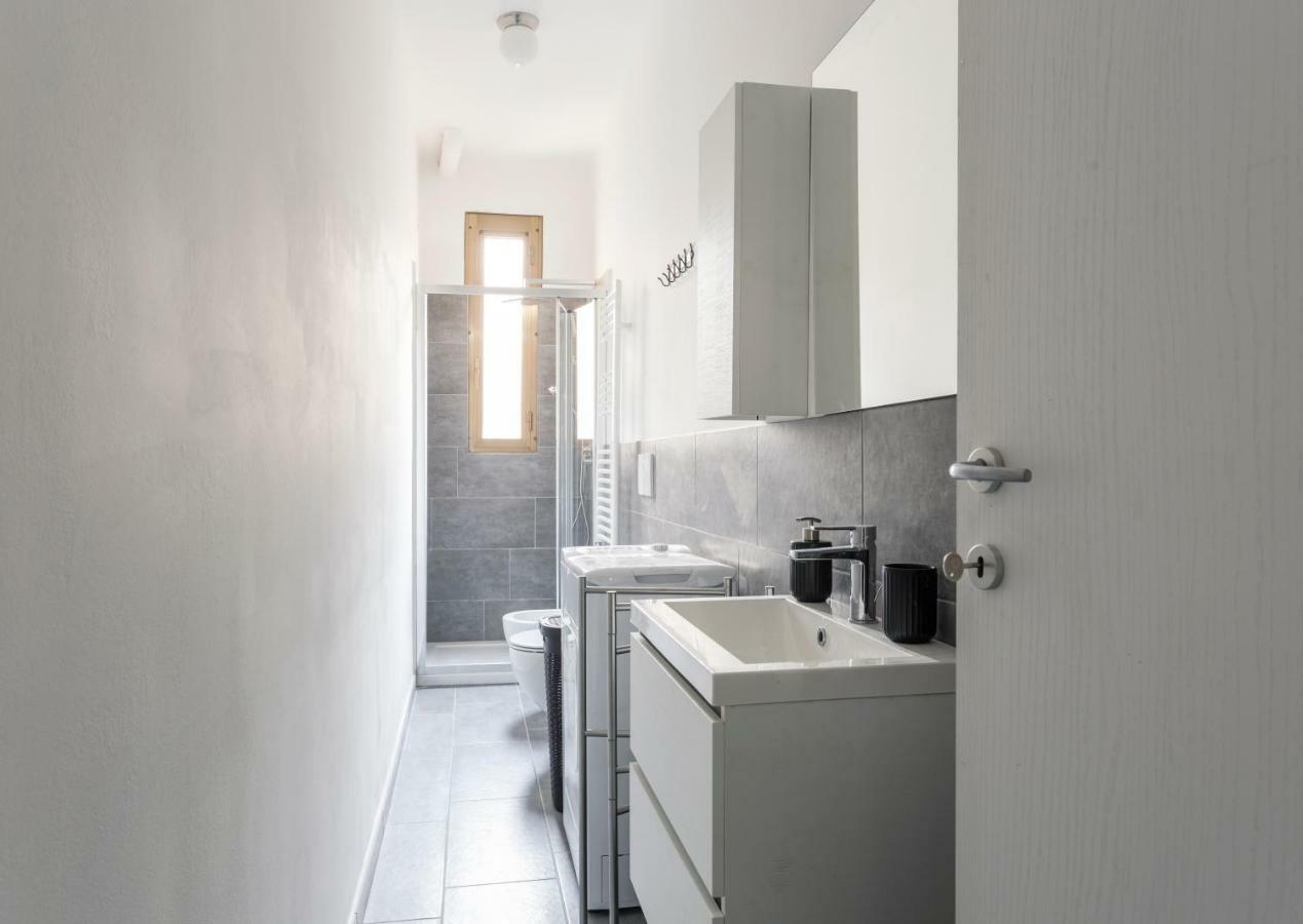 Comfortable Family Group Via Paruta